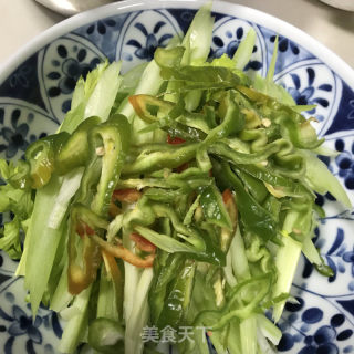西芹炒羊肚菌的做法步调：3