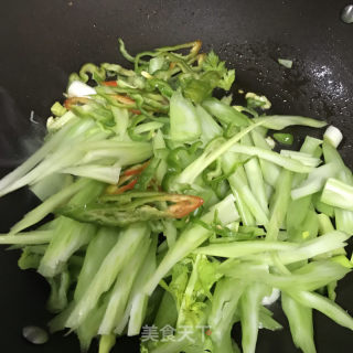 西芹炒羊肚菌的做法步调：5