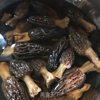 西芹炒羊肚菌的做法步调：1