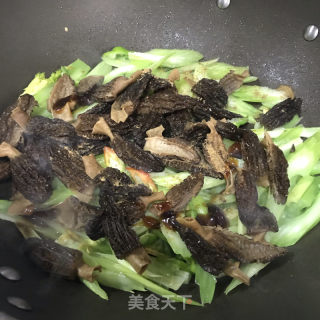 西芹炒羊肚菌的做法步调：6