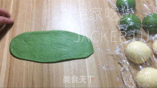 抹茶毛毛虫奶油里包，清爽抹茶、甘美奶油，好吃没有腻，一次一条不外瘾！的做法步调：14