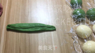 抹茶毛毛虫奶油里包，清爽抹茶、甘美奶油，好吃没有腻，一次一条不外瘾！的做法步调：15