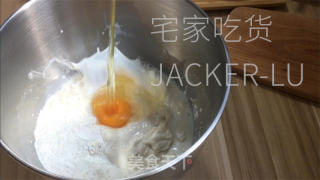 抹茶毛毛虫奶油里包，清爽抹茶、甘美奶油，好吃没有腻，一次一条不外瘾！的做法步调：3