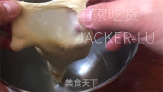 抹茶毛毛虫奶油里包，清爽抹茶、甘美奶油，好吃没有腻，一次一条不外瘾！的做法步调：5