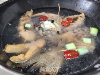 白枣乌豆炖鲤鱼的做法步调：10