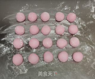 水龙果粉秋饼的做法步调：2