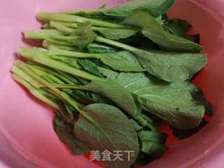 浑炒油菜的做法步调：1