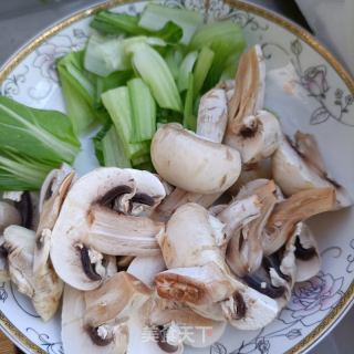 排骨油菜炒心蘑的做法步调：1