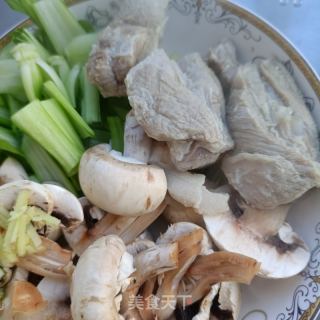 排骨油菜炒心蘑的做法步调：3