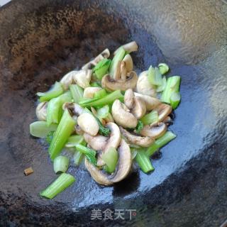 排骨油菜炒心蘑的做法步调：5