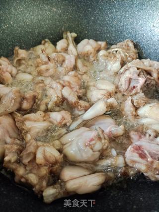 干锅牛蛙的做法步调：5