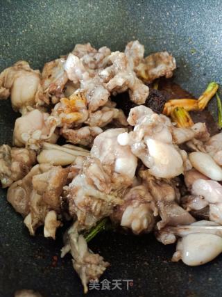 干锅牛蛙的做法步调：7