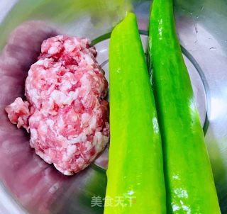 尖椒酿肉的做法步调：1