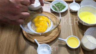 抹茶蒸蛋糕，色彩靓丽颜值下，滋味清爽，心感绵硬。的做法步调：2