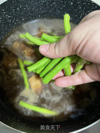 豆角排骨焖里的做法步调：10