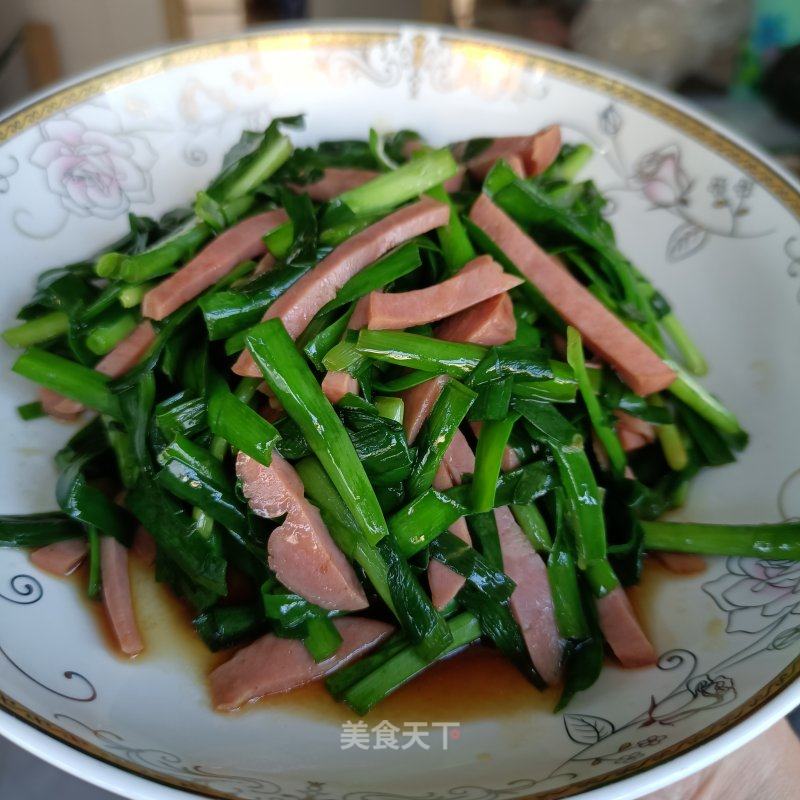 水腿肠炒韭菜的做法