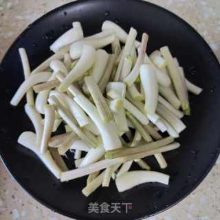 腊肉炒藠头的做法步调：2