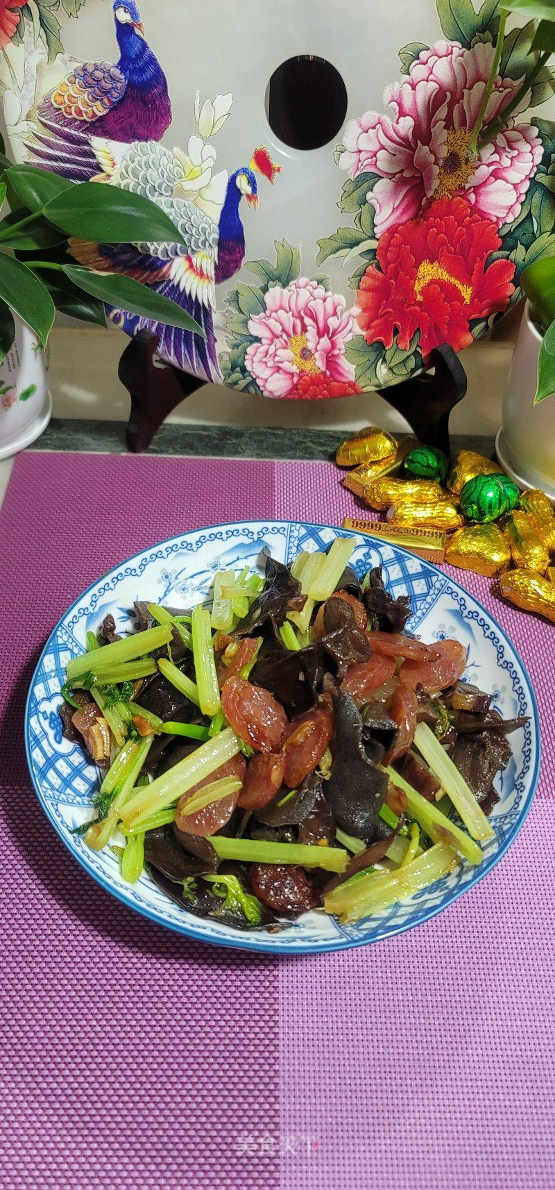 香肠炒喷鼻芹木耳的做法
