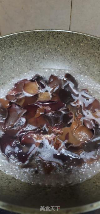 香肠炒喷鼻芹木耳的做法步调：4