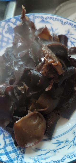 香肠炒喷鼻芹木耳的做法步调：5