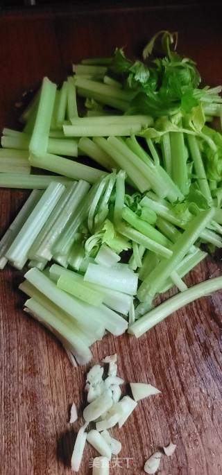香肠炒喷鼻芹木耳的做法步调：2