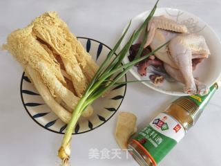 秋季摄生/陈美妙喝的竹荪鸡汤的做法步调：1