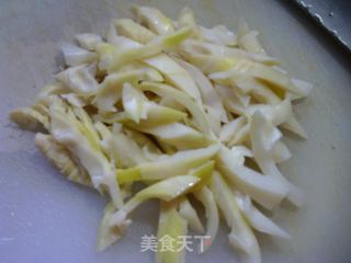 笋尖炒黄芽菜的做法步调：2