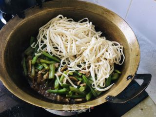 脚擀里焖里的做法步调：6