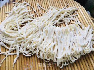 脚擀里焖里的做法步调：1