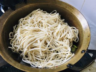 脚擀里焖里的做法步调：7