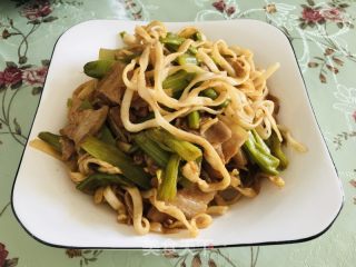 脚擀里焖里的做法步调：9
