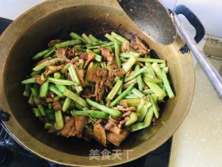 脚擀里焖里的做法步调：2