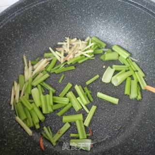 芹菜炒蚕蛹的做法步调：3