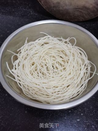 乌黑鱼暖锅米线的做法步调：1