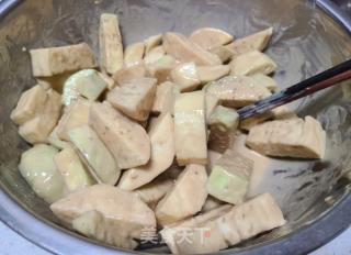 喷鼻酥炸茄子的做法步调：3