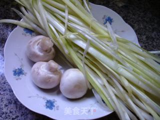 蘑菇炒韭黄的做法步调：1