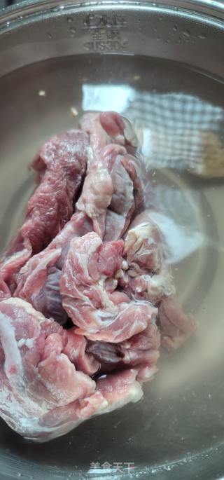 椰汁焖牛腩土豆的做法步调：2