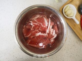 喷鼻芹炒羊肉的做法步调：3