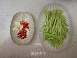 喷鼻芹炒羊肉的做法步调：2