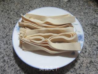菠菜炒千张条的做法步调：1