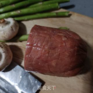 水腿肠心蘑炒芦笋的做法步调：2