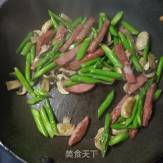 水腿肠心蘑炒芦笋的做法步调：11