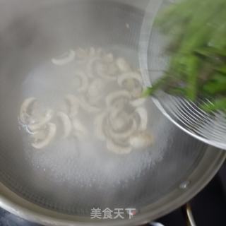 水腿肠心蘑炒芦笋的做法步调：6