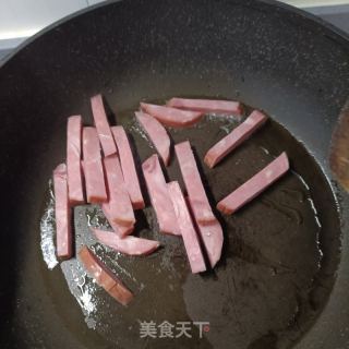 水腿肠心蘑炒芦笋的做法步调：8