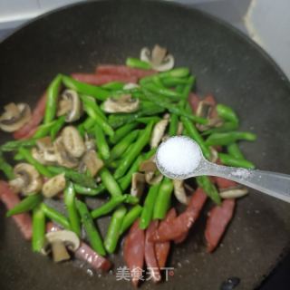 水腿肠心蘑炒芦笋的做法步调：10