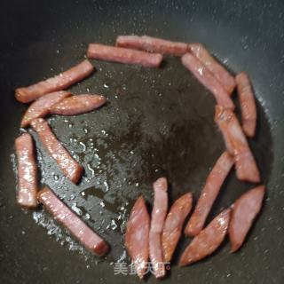 水腿肠心蘑炒芦笋的做法步调：9