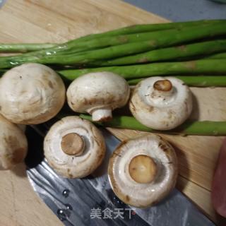 水腿肠心蘑炒芦笋的做法步调：1