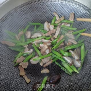 粗肉喷鼻菇炒芦笋的做法步调：12