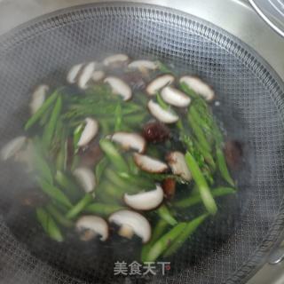 粗肉喷鼻菇炒芦笋的做法步调：6