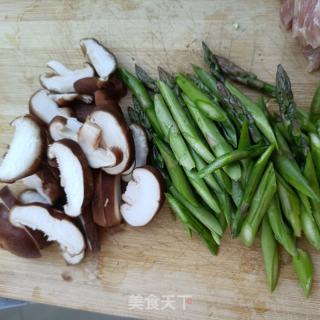 粗肉喷鼻菇炒芦笋的做法步调：2